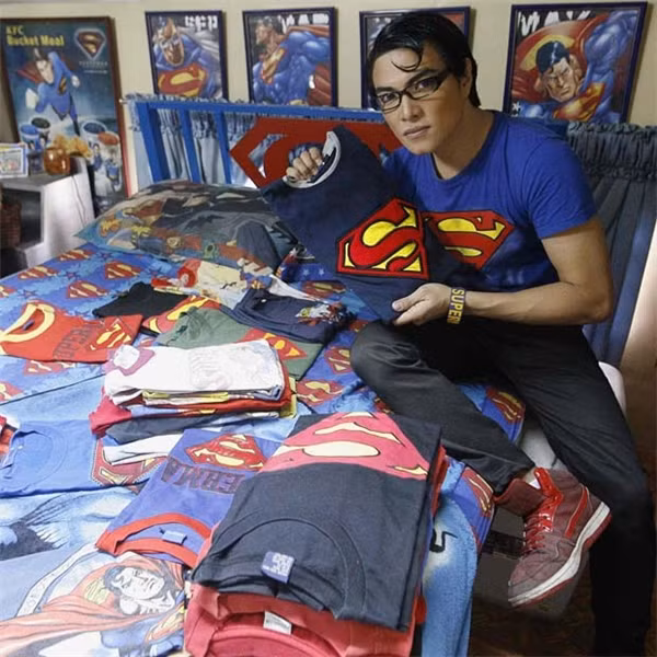 Trong các sự kiện nghệ thuật, Herbert thường sẽ diện đồ Superman và tham gia các sự kiện cosplay cùng bạn bè mình.