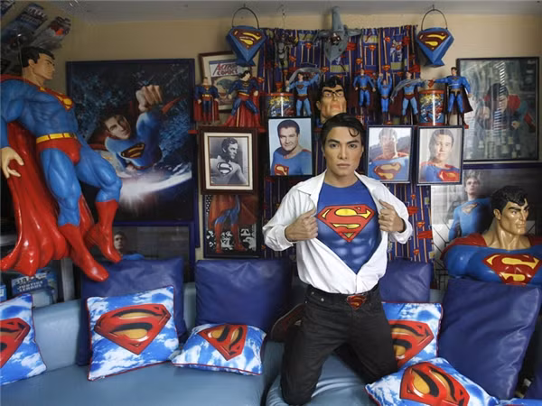 Còn bình thường, anh là một nhà thiết kế thời trang. Lúc mới 22 tuổi, anh từng sang Saudi Arabia trong 3 năm để may đồ cho các nhân vật hoàng gia.