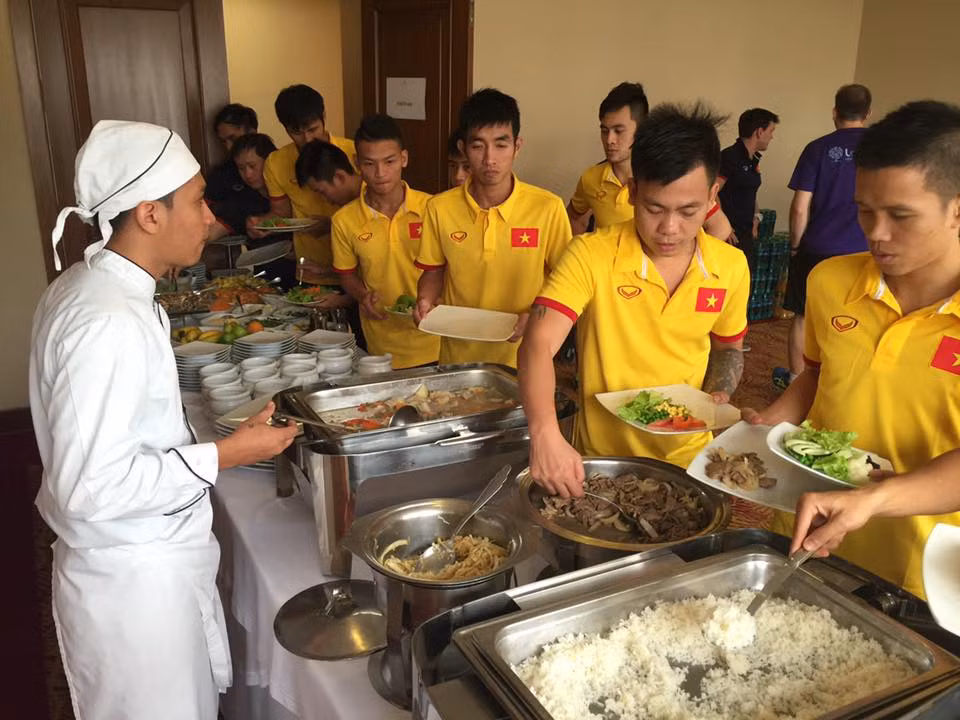 Thế nhưng ít ai biết rằng, ngoài những giờ tập luyện hăng say, các tuyển thủ Futsal Việt Nam cũng có những giây phút thư giãn bổ ích trong chuyến đi làm nhiệm vụ quốc gia này. Trên trang các nhân của mình, ông bầu Tú Trần đã chia sẻ những bức ảnh về cuộc sống, sinh hoạt của các cầu thủ.