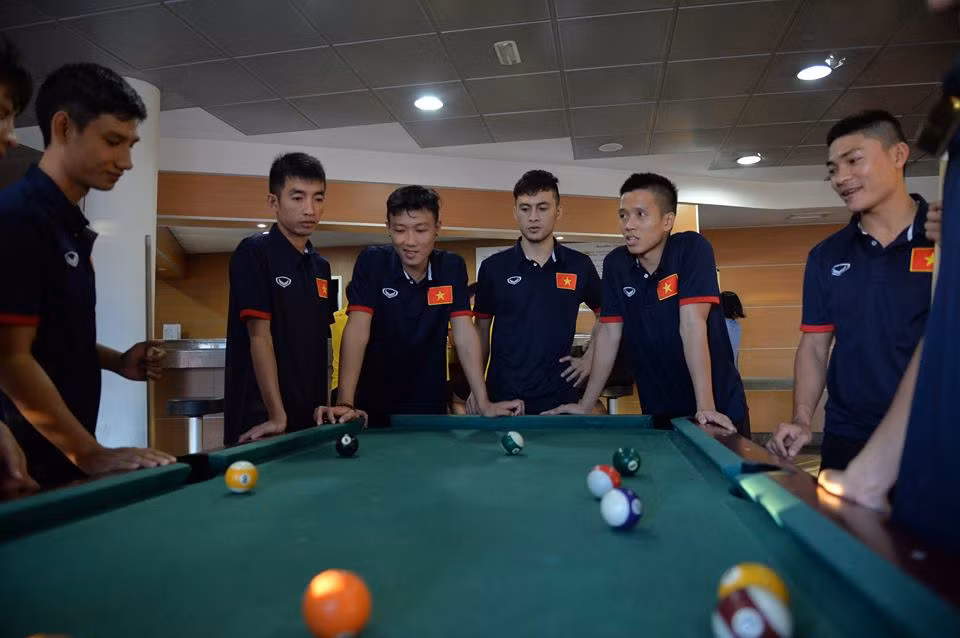 Ngoài thời gian đổ mồ hôi trên sân, các cầu thủ Futsal Việt Nam cũng là những người vô cùng mê với môn bi-a. Nhưng tay cơ cự phách của đội tuyển như Minh Trí hay Long Vũ đã có những màn tỉ thí hết sức gay cấn.