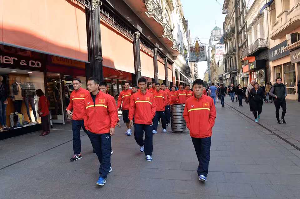 Trong chuyến tập huấn và thi đấu của mình, các cầu thủ Việt Nam được tạo điều kiện để dạo phố cũng như thăm thú những cảnh vật của nước bạn.