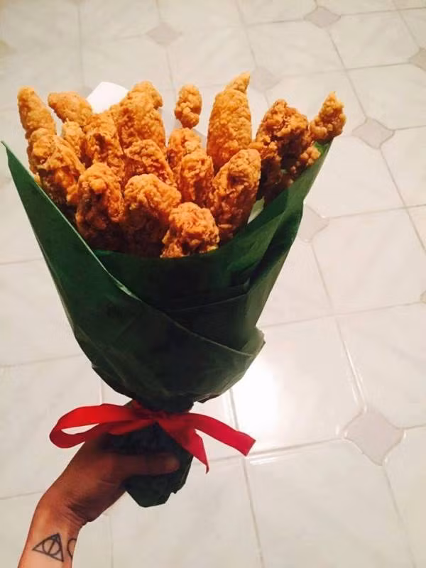 Trong mỗi bó hoa độc lạ này có các món đồ ăn nhanh khác nhau, tùy vào khẩu vị của từng người.