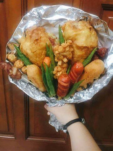 Thành viên Kimchula (người bán bó hoa ăn nhanh) chia sẻ: "Mình thường chọn mấy món nguội mà vẫn ngon để làm cho khách, còn có mấy món ăn nguội ăn dở ẹc sẽ không bỏ vào bó hoa".