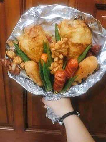 Thành viên Kimchula (người bán bó hoa ăn nhanh) chia sẻ: "Mình thường chọn mấy món nguội mà vẫn ngon để làm cho khách, còn có mấy món ăn nguội ăn dở ẹc sẽ không bỏ vào bó hoa".