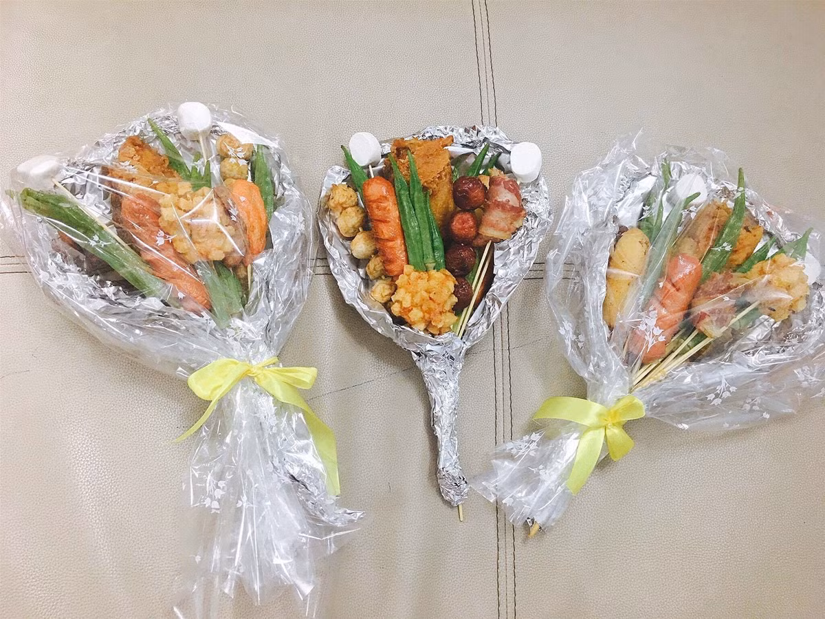 Thời gian qua, những bó hoa làm từ đồ ăn nhanh đã trở thành món hàng hot trên mạng xã hội, khiến các bạn trẻ phải mất công săn lùng.