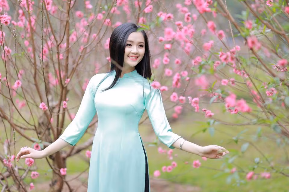 Trương Thị Ngọc Ánh được biết nhiều hơn sau khi cô tham dự cuộc thi Người đẹp xứ Tuyên 2014. Cô gái sinh năm 1993 Ngọc Ánh chinh phục cư dân mạng bằng nhan sắc xinh đẹp nghiêng nước nghiêng thành.