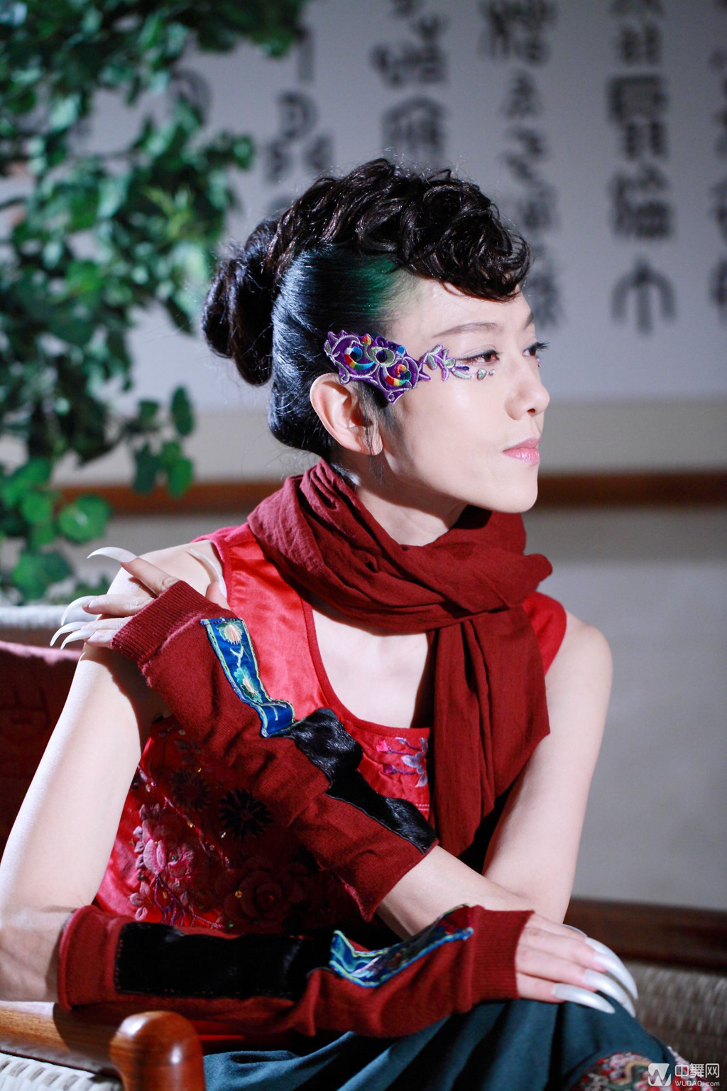 Một đặc điểm nổi bật nữa của Dương Lệ Bình là móng tay dài. Mỗi lần xuất hiện, bà đều làm mới bản thân bằng những kiểu móng tay mới.