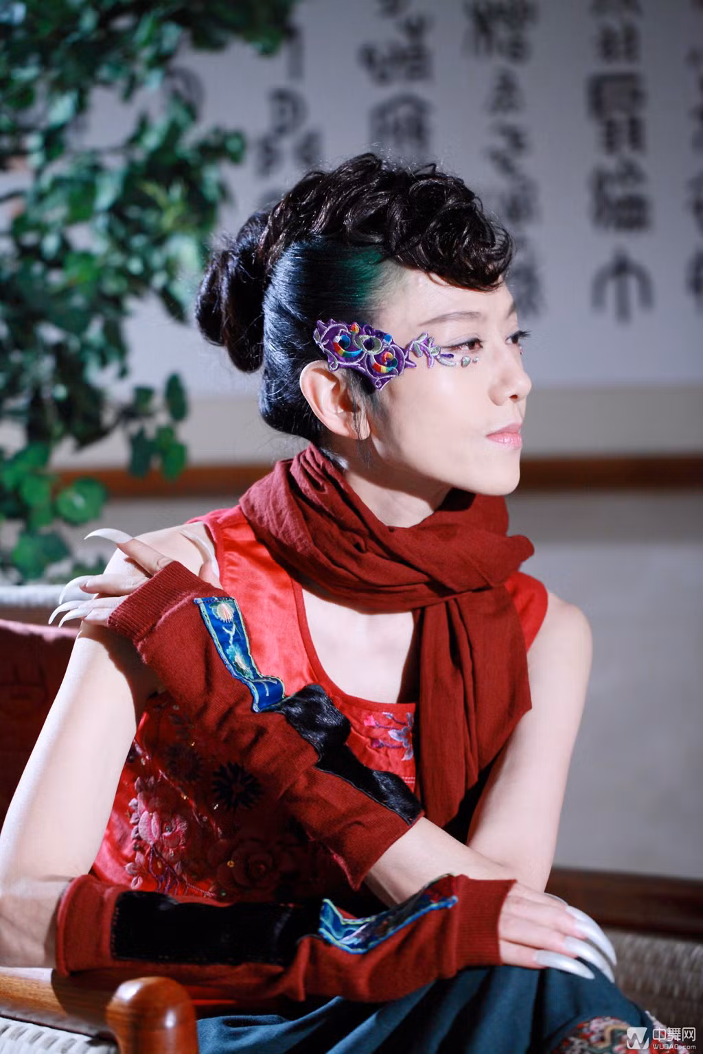 Một đặc điểm nổi bật nữa của Dương Lệ Bình là móng tay dài. Mỗi lần xuất hiện, bà đều làm mới bản thân bằng những kiểu móng tay mới.