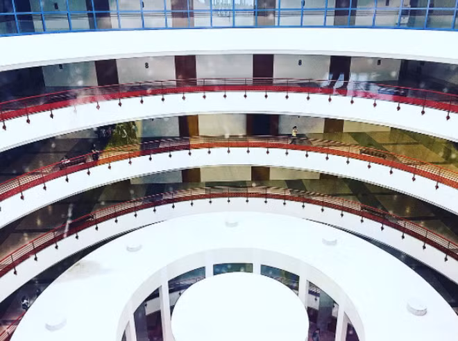 Nhiều bạn sinh viên còn nhận xét, "tòa nhà thế kỷ" của trường Kinh tế Quốc dân đẹp chẳng kém cạnh nhà hát hay bất cứ công trình hiện đại nào trên thế giới.