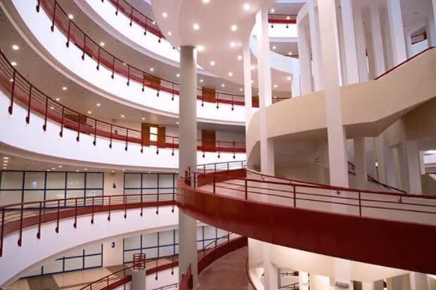 Khi đưa vào sử dụng, "tòa nhà thế kỷ" sẽ dần thay thế những giảng đường cũ đã có phần xuống cấp của ngôi trường đại học danh giá nhất Việt Nam.