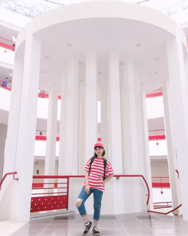 Rất nhiều các bạn trẻ, đặc biệt là các bạn học sinh, sinh viên đã đến thăm quan cũng như check mọi ngách ngách trong không gian tòa nhà thế kỷ của trường ĐH Kinh tế Quốc dân.