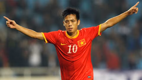 Văn Quyết là cầu thủ khá đa năng khi anh có thể chơi cả tiền đạo lùi lẫn tiền vệ cánh. Còn nhớ trong trận đấu với ĐT CHDCND Triều Tiên, chính pha chạy chỗ thông minh của Văn Quyết đã đặt Hồng Quân vào tư thế quá thuận lợi để ghi bàn.