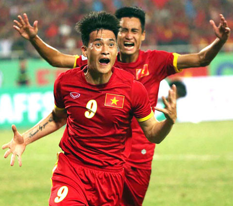 Thi đấu bên cạnh Hồng Quân sẽ là Công Vinh. Nhưng Công Vinh có lẽ sẽ không được thi đấu ở vị trí tiền đạo cắm mà anh sẽ di chuyển dạt cánh để tạo ra sức hút với các hậu vệ bên phía Thái Lan.