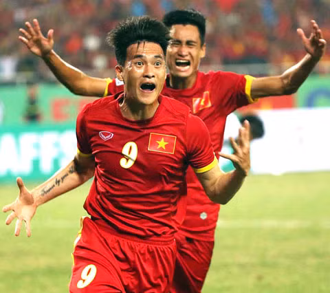 Thi đấu bên cạnh Hồng Quân sẽ là Công Vinh. Nhưng Công Vinh có lẽ sẽ không được thi đấu ở vị trí tiền đạo cắm mà anh sẽ di chuyển dạt cánh để tạo ra sức hút với các hậu vệ bên phía Thái Lan.