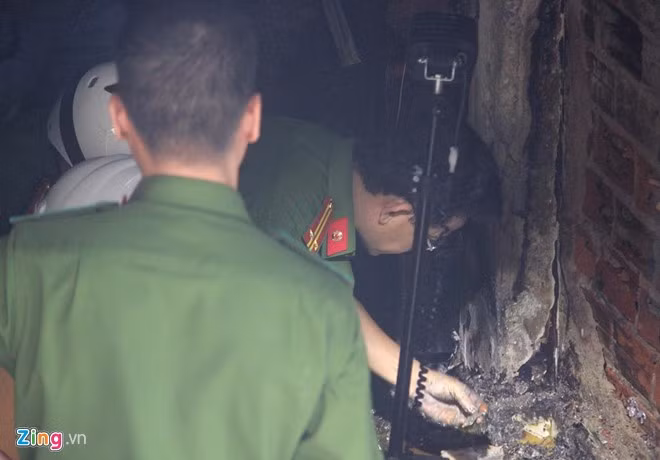 Cơ quan cảnh sát điều tra đang kiểm tra hiện trường để tìm nguyên nhân vụ cháy ở đường Lê Văn Sỹ (quận 3, TP.HCM) sáng 16/12. Ảnh: Lê Trai.