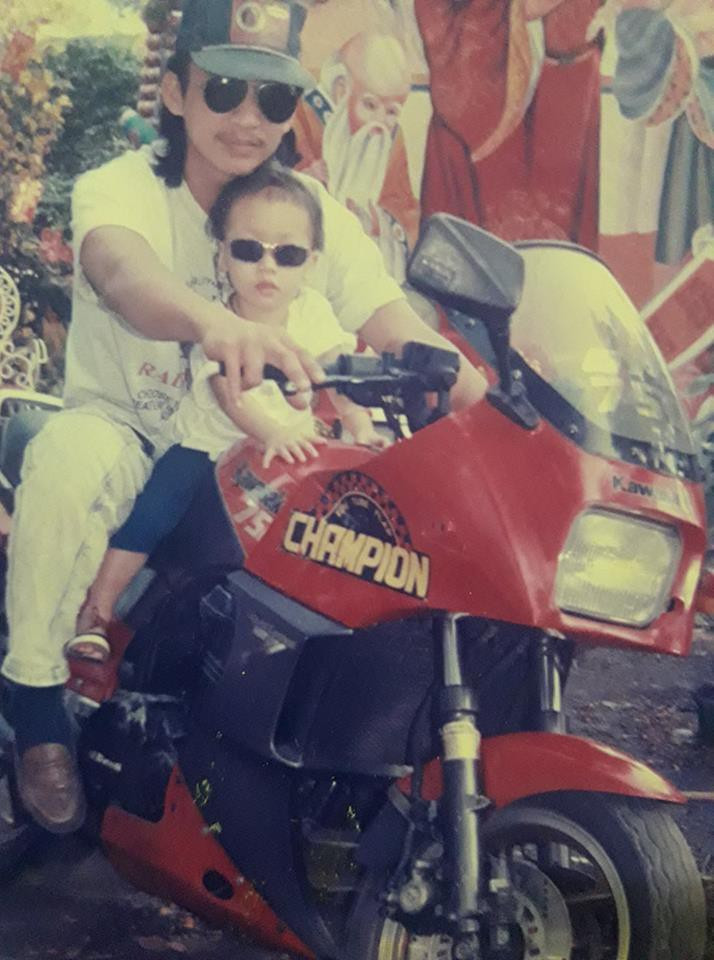 Còn ở thành phố, thời trang của các "công tử Hà thành" thời đó là khá bụi bặm với mái tóc dài để xoăn, chiếc kính dâm và áo bay thần thánh.