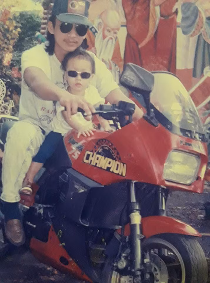 Còn ở thành phố, thời trang của các "công tử Hà thành" thời đó là khá bụi bặm với mái tóc dài để xoăn, chiếc kính dâm và áo bay thần thánh.