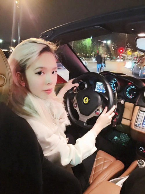 Cùng với đó, Phương Uyên có lý lịch trích ngang "chuẩn không cần chỉnh" cả về học vấn lẫn kinh nghiệm. Cô từng trải qua 7 năm học tập ở những trường danh giá nhất nước Mỹ: Học cấp 3 tại The Williston Northampton School (1 trong 10 trường có học phí đắt nhất Mỹ), học chuyên ngành Marketing tại Emerson College, sau đó học thêm Tài chính - Lập trình máy tính tại ĐH Harvard.