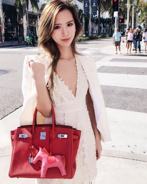 Phương Uyên sinh trưởng trong một gia đình có truyền thống kinh doanh, với bố mẹ là những người tài giỏi trong thương trường.