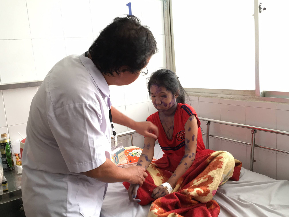 Đồng cảm với bà mẹ bỉm sữa trên, nickname Minh Hoa bình luận: "Đúng là với con mẹ là nhất, dù mẹ có xấu xí thấy ghê đến cỡ nào. Mẹ luôn là thế giới của con, nhìn buồn cười nhưng đáng yêu làm sao".