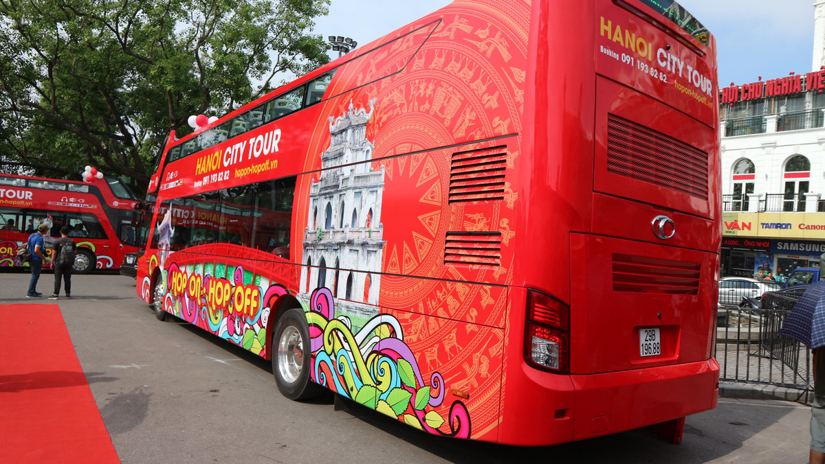 Chiếc xe buýt hai tầng đầu tiên tại Hà Nội du lịch đã chính thức lăn bánh và hứa hẹn sẽ là điểm chấm phá mới trong hành trình tour du lịch cho khách nước ngoài và ngay cả người dân Hà Nội.