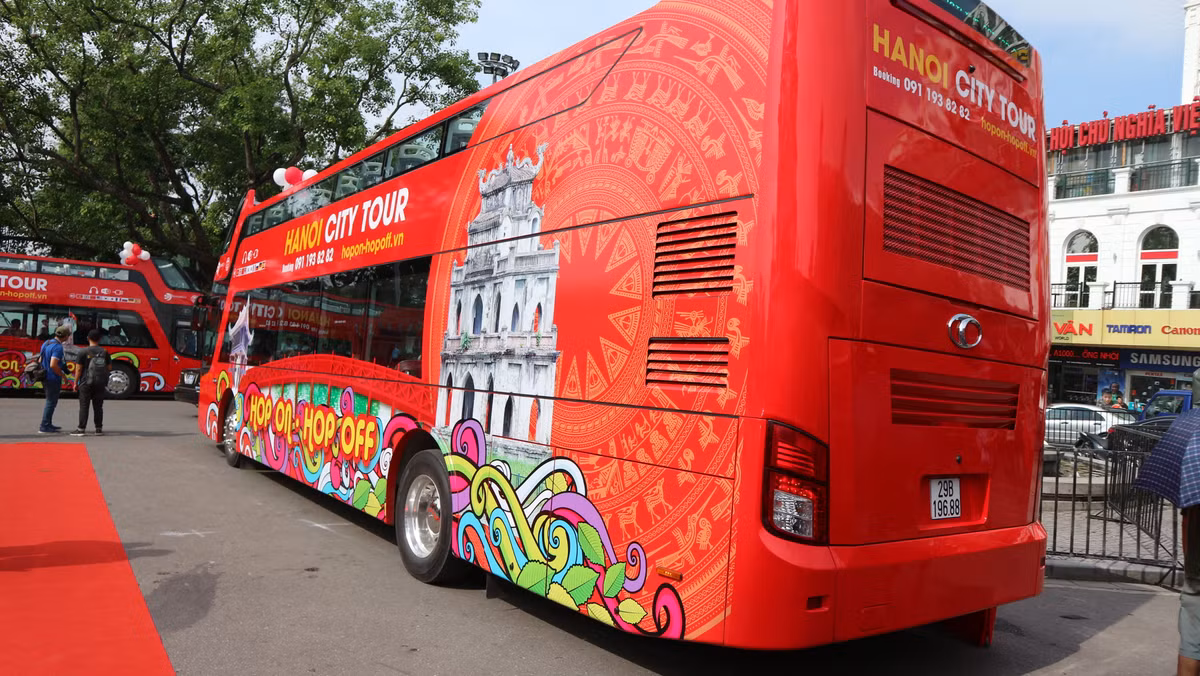 Chiếc xe buýt hai tầng đầu tiên tại Hà Nội du lịch đã chính thức lăn bánh và hứa hẹn sẽ là điểm chấm phá mới trong hành trình tour du lịch cho khách nước ngoài và ngay cả người dân Hà Nội.