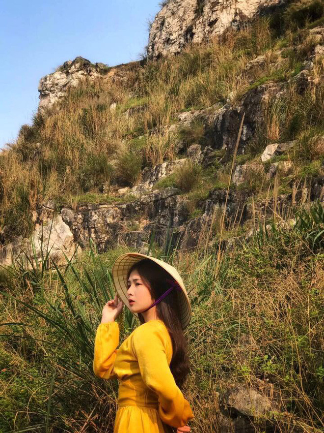 Bùi Quỳnh cũng cảm thấy tự tin, thoải mái nhất khi diện đồng phục học sinh: "Những bức ảnh áo dài được mọi người yêu thích là em chụp trong dịp lễ trưởng thành của trường. Ngoài ra, em cũng hay chụp ảnh với áo trắng, áo đồng phục…cùng các bạn trong lớp. Em không ngờ hình ảnh bình dị hằng ngày của mình lại được chú ý nhiều đến vậy, điều đó khiến em vui và là động lực để em tự tin theo đuổi con đường mình mong muốn từ lâu".