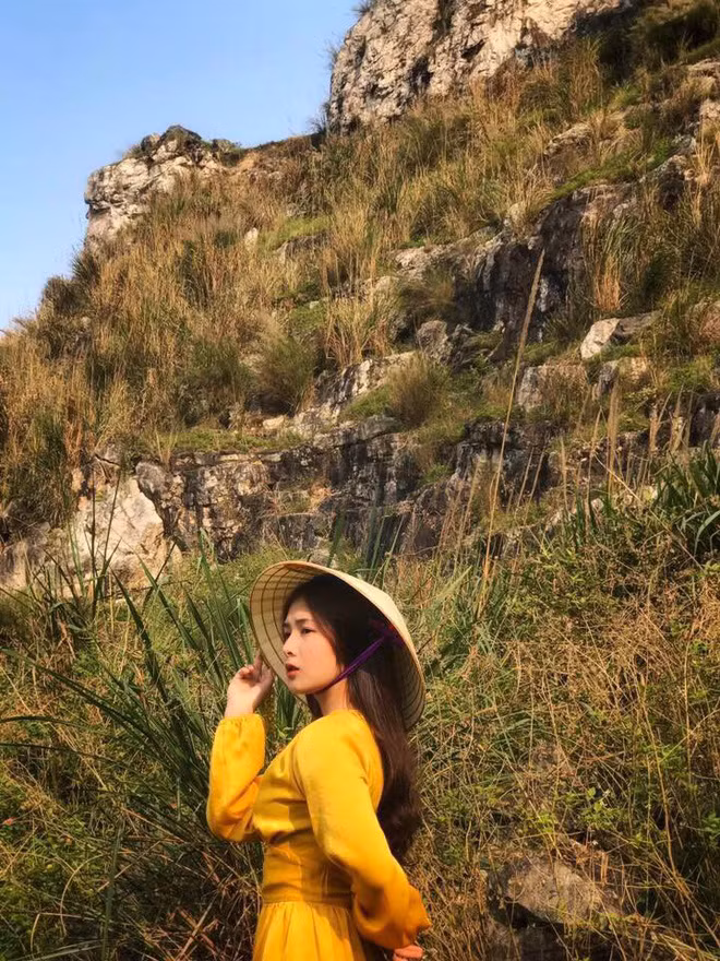 Bùi Quỳnh cũng cảm thấy tự tin, thoải mái nhất khi diện đồng phục học sinh: "Những bức ảnh áo dài được mọi người yêu thích là em chụp trong dịp lễ trưởng thành của trường. Ngoài ra, em cũng hay chụp ảnh với áo trắng, áo đồng phục…cùng các bạn trong lớp. Em không ngờ hình ảnh bình dị hằng ngày của mình lại được chú ý nhiều đến vậy, điều đó khiến em vui và là động lực để em tự tin theo đuổi con đường mình mong muốn từ lâu".