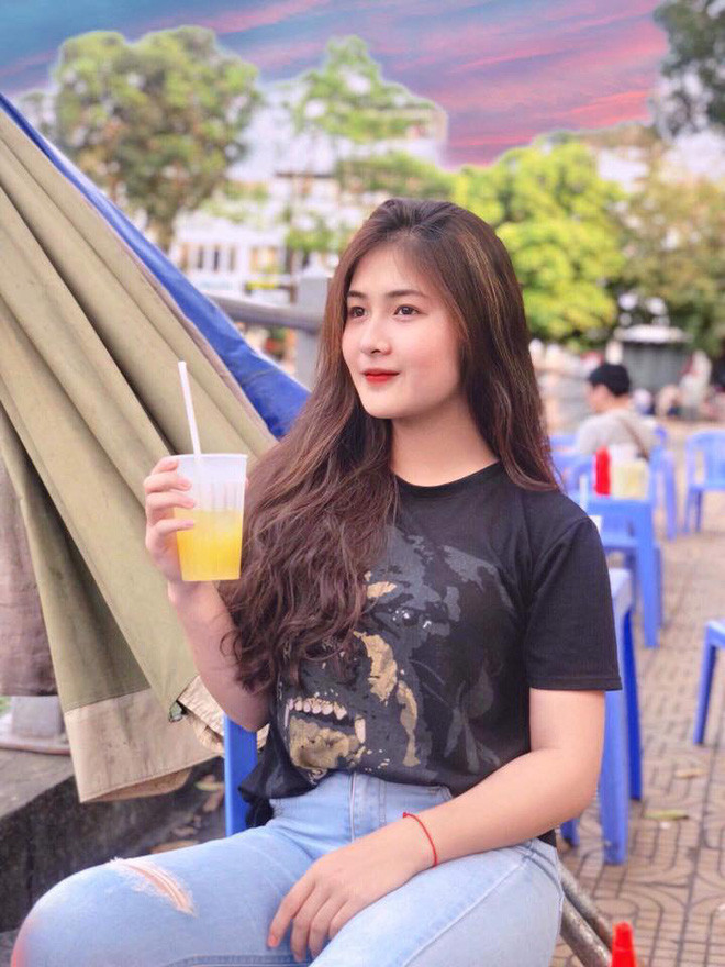 Bùi Thị Quỳnh cho biết đồng phục của trường hay áo dài trắng là những bộ trang phục gắn liền với cô hằng ngày.