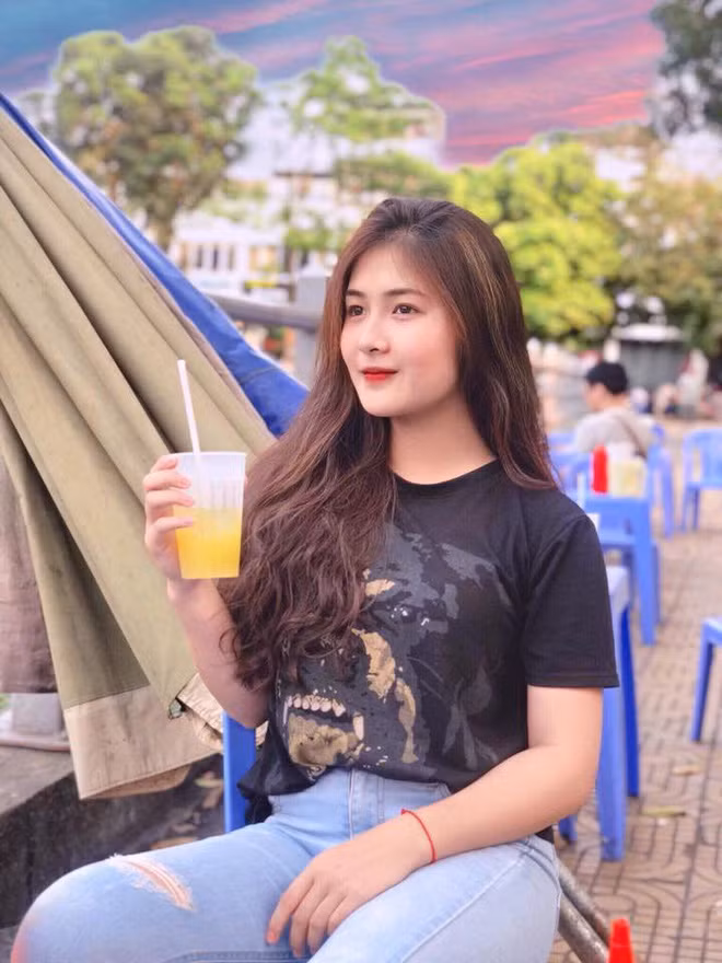 Bùi Thị Quỳnh cho biết đồng phục của trường hay áo dài trắng là những bộ trang phục gắn liền với cô hằng ngày.