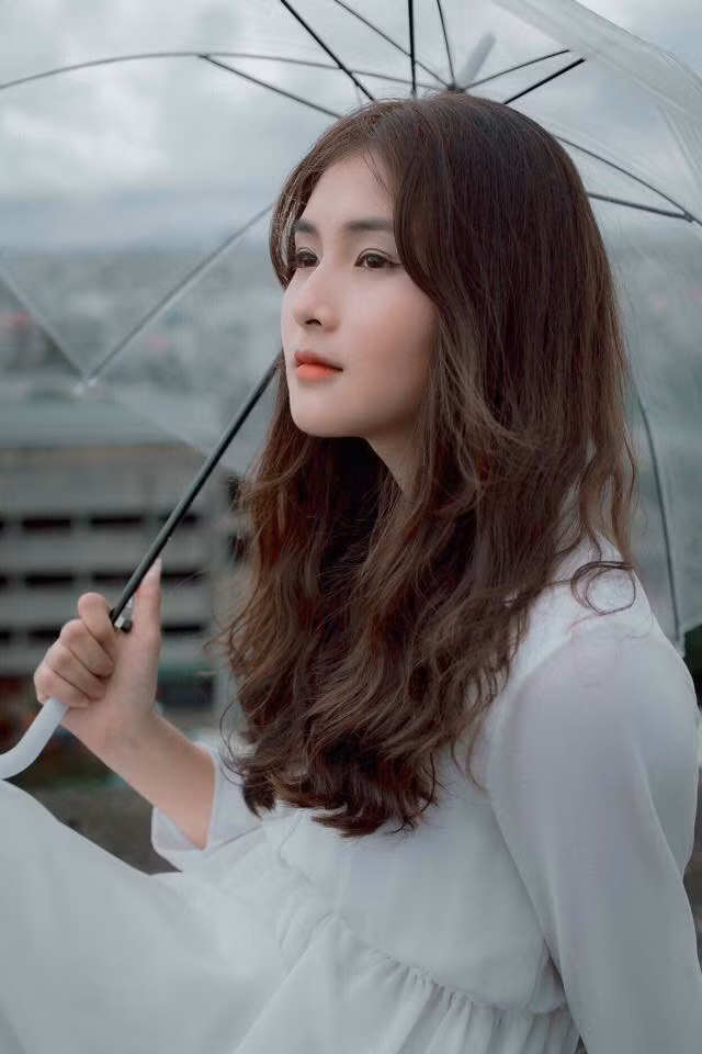 Được biết, Bùi Quỳnh là học sinh lớp 12, trường THPT Hoằng Hóa 4. Hiện tại, sau lễ ra trường, cô bạn sinh năm 2001 đang tập trung ôn tập để thi vào ngành Luật và trường Đại học Sân khấu Điện ảnh.