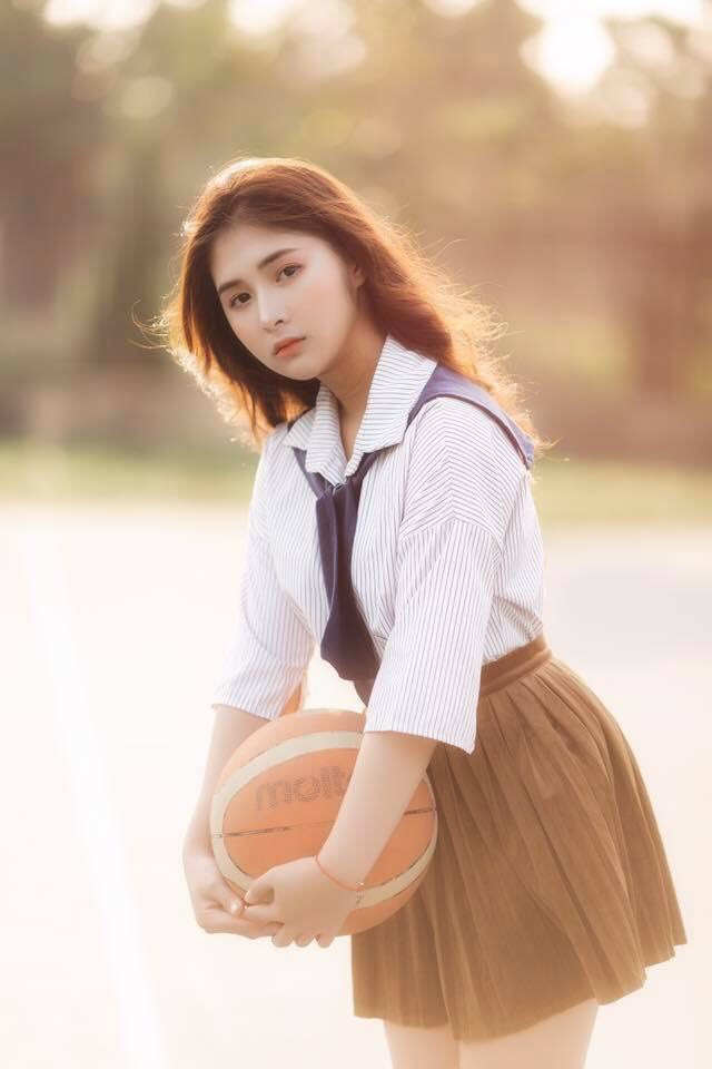 Mái tóc dài, khuôn mặt thanh tú cùng ánh mắt mơ màng khiến Ngọc Quỳnh trông chẳng khác gì một nàng thơ.