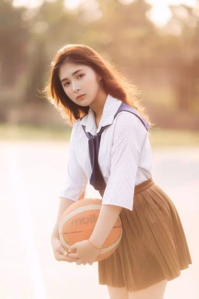 Mái tóc dài, khuôn mặt thanh tú cùng ánh mắt mơ màng khiến Ngọc Quỳnh trông chẳng khác gì một nàng thơ.