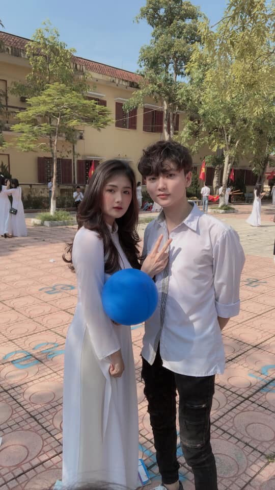 Theo tìm hiểu, cô nữ sinh trên là Bùi Thị Quỳnh, sinh năm 2001, quê ở Hoằng Hóa, Thanh Hóa. Ngay sau khi xuất hiện, cô nàng này đã ngay lập tức được CĐM chú ý và ngợi khen về nhan sắc.