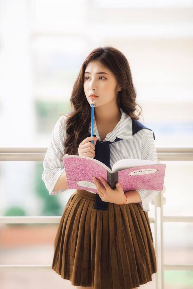 Chỉ cần nhìn lướt qua bức ảnh nữ sinh mặc đồng phục đến từ Thanh Hóa cũng đủ khiến bao con tim phải "chệch nhịp" và mê mẩn trước nhan sắc giản dị đến tự nhiên của cô gái này.