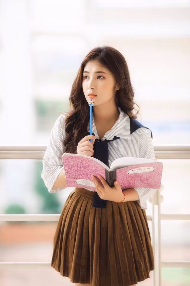 Chỉ cần nhìn lướt qua bức ảnh nữ sinh mặc đồng phục đến từ Thanh Hóa cũng đủ khiến bao con tim phải "chệch nhịp" và mê mẩn trước nhan sắc giản dị đến tự nhiên của cô gái này.