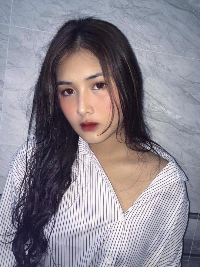 Chỉ bằng bộ đồng phục áo dài nữ sinh trắng tinh khôi, giản dị, background là khung cảnh trường lớp thân quen, nhưng vẻ đẹp trong trẻo, tự nhiên không cần đến trang điểm cầu kỳ của Quỳnh khiến nhiều người không tiếc lời ngợi khen và gọi cô là "nữ thần đồng phục".