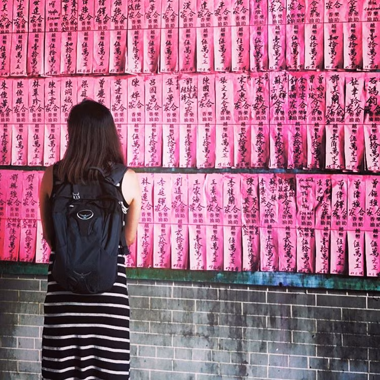 Bước vào khu phố người Hoa tại Sài Gòn, hình ảnh mà các bạn trẻ bắt gặp đó là những ngôi nhà cũ kỹ lợp ngói đỏ, nằm san sát vào nhau. Đến đây nhiều bạn trẻ ngỡ rằng như đang lạc vào một khu phố cổ xưa như trong những bộ phim kiếm hiệp Trung Quốc. Ảnh:@hanstavanger