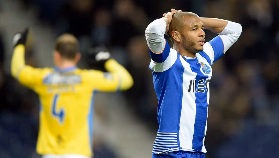 Yacine Brahimi là một ngôi sao chạy cánh khác nổi như cồn sinh ra ở Pháp nhưng khoác áo Algeria. Cầu thủ 26 tuổi này chào đời ở chính Paris hoa lệ, từng khoác áo U16 đến U21 Pháp nhưng năm 2013, Yacine Brahimi đã bất ngờ đi theo tiếng gọi của quê hương.