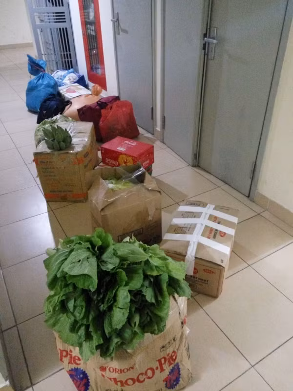 Ít thì một vài túi sách cho đến cả mấy bao tải, thức ăn thì đủ loại, từ gà lợn cho đến rau củ quả có khi đủ thức ăn cho cả tháng, các bạn trẻ mới đây đã khoe tới tấp trên mạng xã hội.