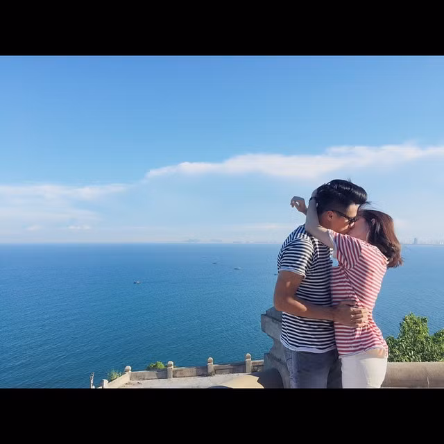 Sau Sea Games 28, Hồng Quân được CLB chủ quản là Than Quảng Ninh cho nghỉ phép. Tận dụng cơ hội này, Hồng Quân và Khánh Ly đã tranh thủ đi nghỉ tại Đà Nẵng. Tại thành phố xinh đẹp này, cặp đôi đã không quên trao cho nhau những hành động yêu thương khiến nhiều người phải ghen tị.