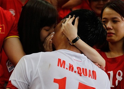 Còn nhớ tại SEA Games 28, sau khi U23 Việt Nam thất bại trong trận bán kết trước U23 Myanmar, Khánh Ly đã trao cho người yêu mình một nụ hôn động viên. Ảnh: BĐP.