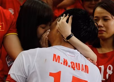 Còn nhớ tại SEA Games 28, sau khi U23 Việt Nam thất bại trong trận bán kết trước U23 Myanmar, Khánh Ly đã trao cho người yêu mình một nụ hôn động viên. Ảnh: BĐP.