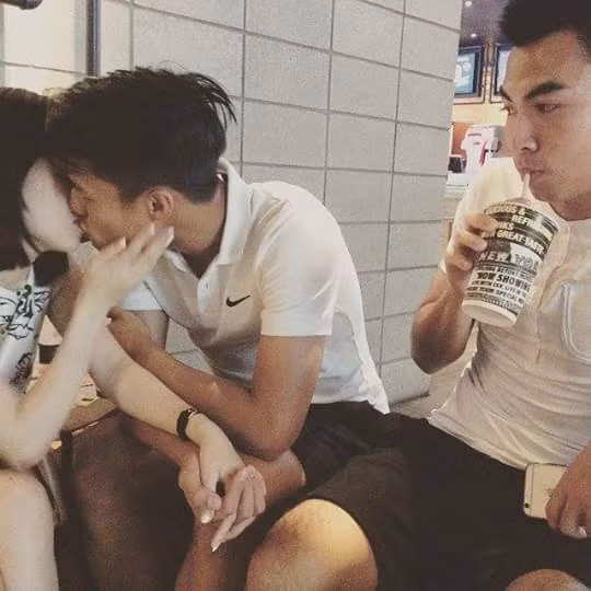 Trên trang cá nhân Instagram của mình, những đàn em của Hồng Quân tại U23 Việt Nam cảm thấy ghen tị với tình cảm của Hồng Quân và Khánh Ly.