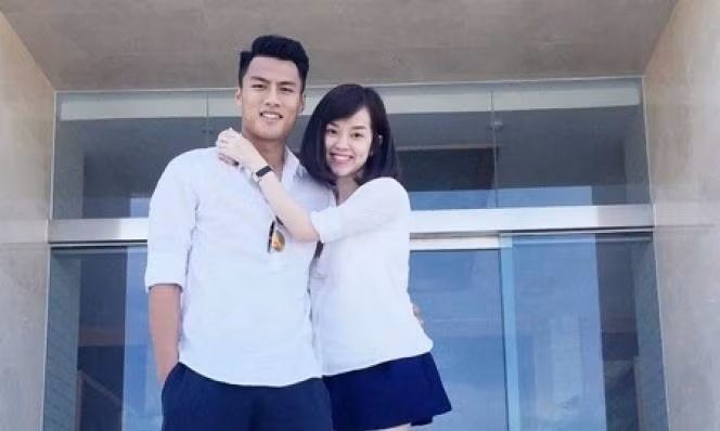 Hồng Quân và Khánh Ly luôn kè kè bên nhau trong kì nghỉ tại thành phố Đà Nẵng xinh đẹp.