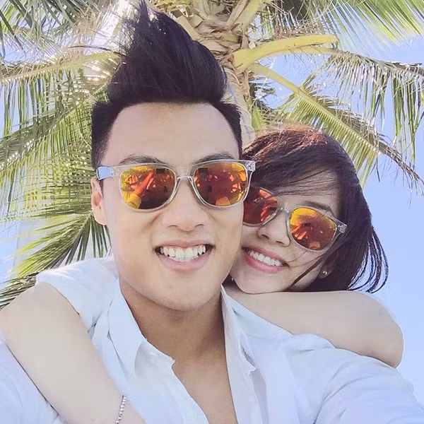 Chuyện tình lãng mạn giữa Mạc Hồng Quân và bạn gái Khánh Ly bắt đầu từ ngày 1/3/2015. Dù mới yêu nhau được bốn tháng nhưng cặp đôi này luôn quấn quýt bên nhau ngay khi có thể.