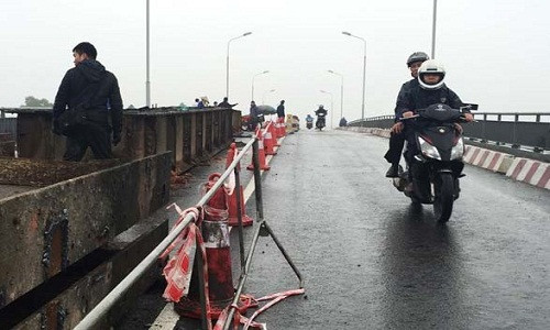 Chiều 9/3, Sở GTVT tỉnh Hải Dương cho phép ôtô từ 16 chỗ ngồi trở xuống lưu thông qua cầu An Thái, giảm áp lực cho phà Mây. Ảnh: Hoàn Nguyễn.