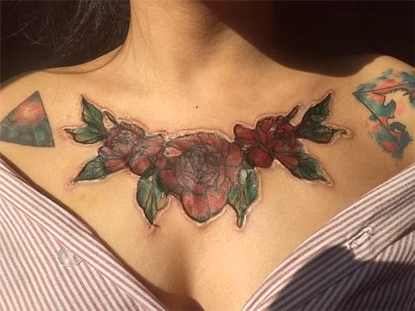 Pasuda Reaw, 21 tuổi là một sinh viên nghệ thuật từ Udon Thani miền bắc Thái Lan. Vừa qua, Udon Thani đã quyết định xóa đi hình xăm hoa hồng trên ngực mình để phù hợp với công việc mới và cũng là quên đi vấp ngã trong chuyện tình cảm với người yêu cũ.