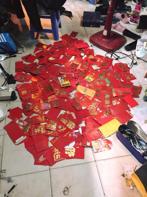 Sau khi câu chuyện của Bảo Ngân được đăng tải, dân mạng không ngần ngại gọi cô bạn 9X này bằng những cái tên rất đáng yêu như "thánh bê tráp", "nữ hoàng bê tráp" hay "dành cả thanh xuân để bê tráp".