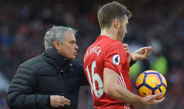 Nghỉ hưu Carrick làm "phò tá" cho Mourinho: Hợp đồng của tiền vệ kỳ cựu với M.U sẽ hết hạn vào cuối mùa nhưng Mourinho vẫn muốn giữ Michael Carrick lại, trong vai trò mới - tham gia vào BHL của đội bóng. Thông tin được thuyền trưởng Quỷ đỏ xác nhận, và lãnh đạo M.U cũng đã đồng ý. Tuy nhiên, cựu cầu thủ Tottenham muốn được chơi bóng hết mùa giải này rồi mới đưa ra quyết định cuối cùng.